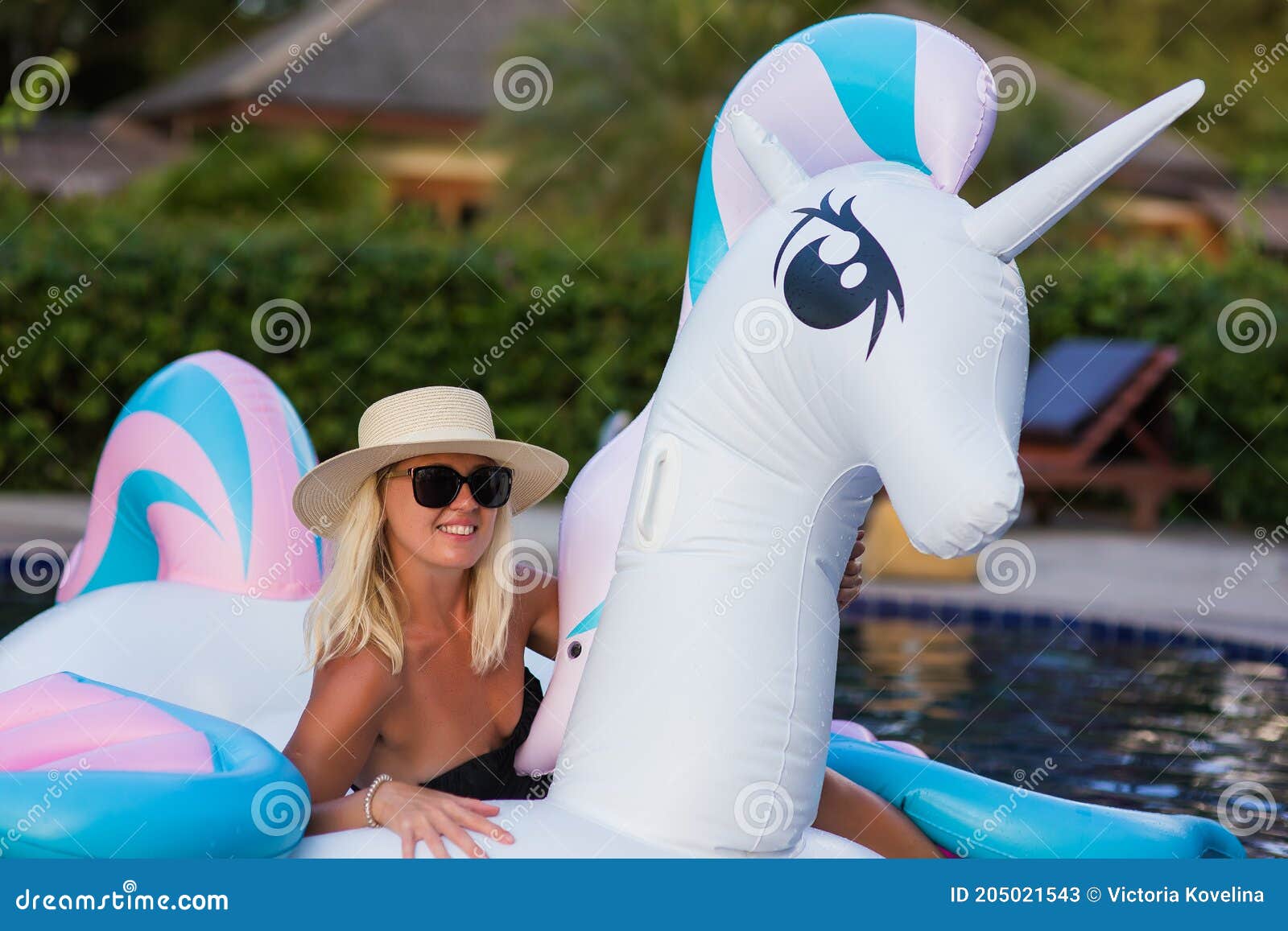 Banquete alcanzar Espera un minuto Una Bella Mujer En Traje De Baño Negro Y Gafas De Sol Descansa En Una  Piscina Con Un Unicornio Inflable Imagen de archivo - Imagen de playa,  manera: 205021543