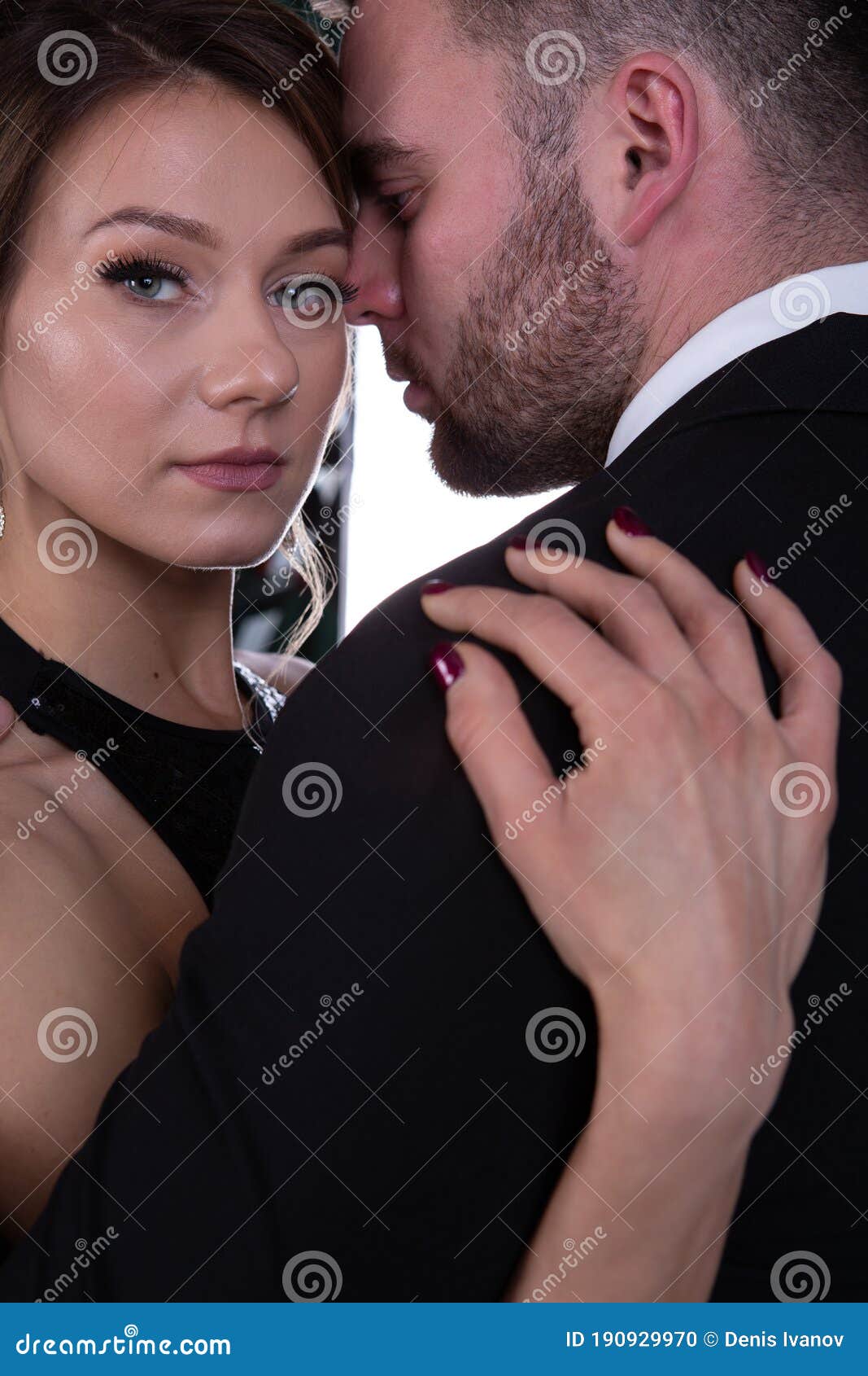 Se Un Uomo Ti Mette La Mano Sulla Spalla Una Bella Ragazza Bionda Mette Il Braccio Sulla Spalla Del Suo Elegante