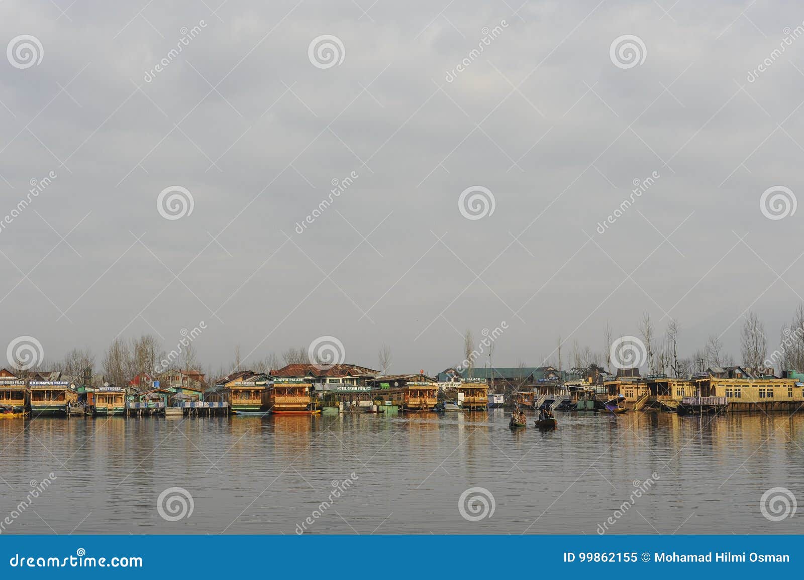 Una bella vista a Dal Lake Kashmir, India durante l'inverno Gente locale che per mezzo della barca nel lago