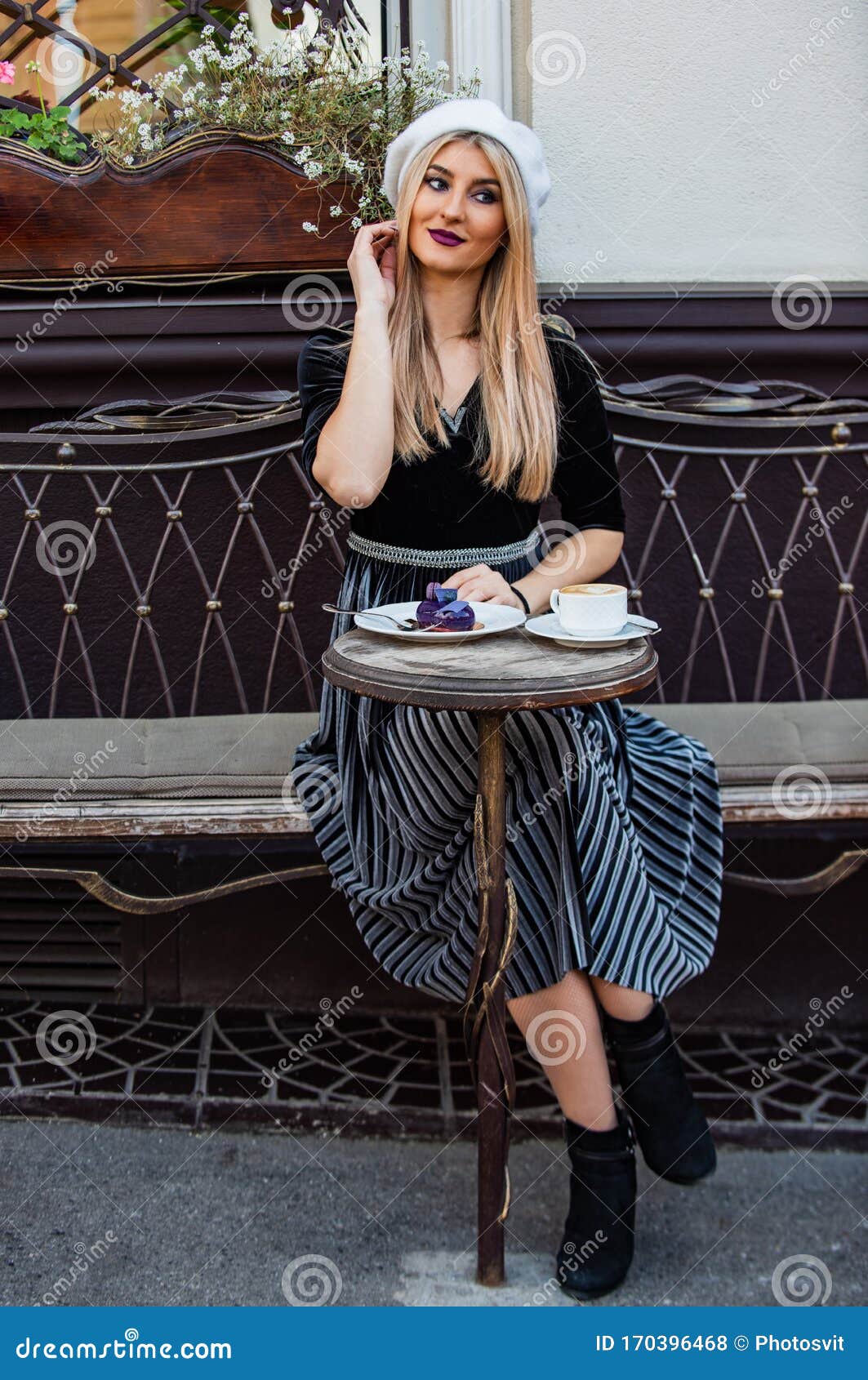 Una Belleza Divertida Mujer Parisina Viste Boina Francesa Linda Chica Se Relaja En El Café Café Matutino Desayunar Sexy de archivo - Imagen de ocio, casero: 170396468
