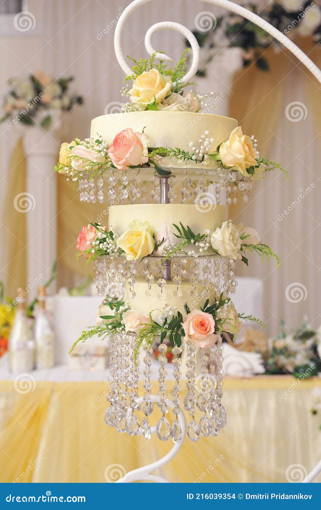 Flower cake: 6 consigli per una torta nuziale decorata con fiori freschi