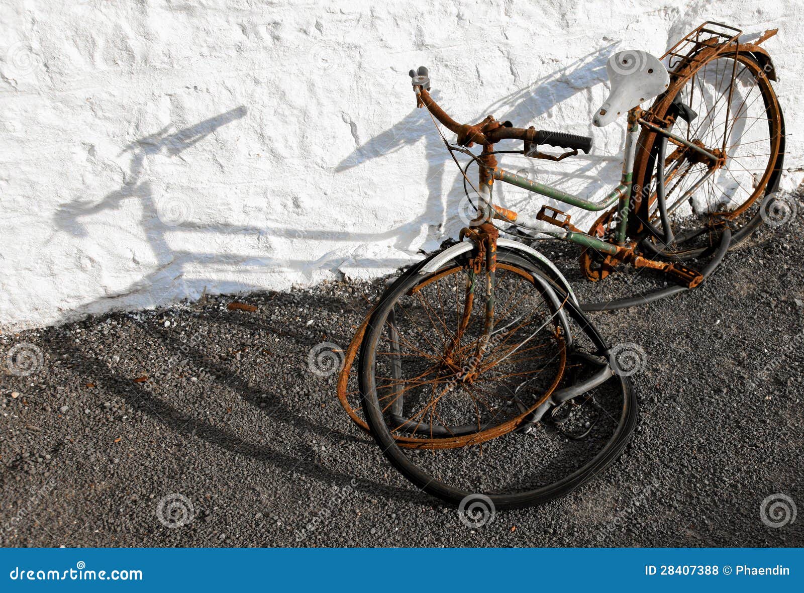 Una Bicicleta Abandonada Vieja Foto de archivo - Imagen de acera, rueda:  28407388