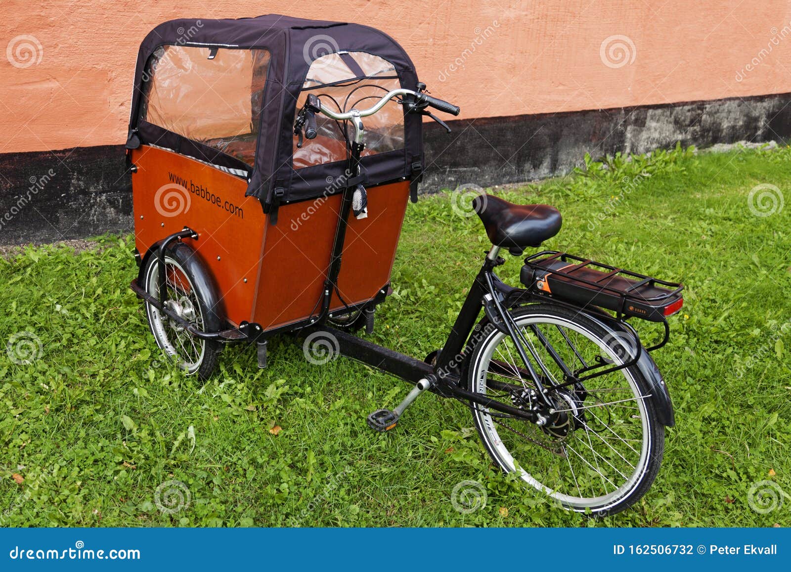 Una Bicicleta Con Tres Ruedas Estacionadas En El Césped Frente a La Casa  Fotografía editorial - Imagen de frente, plata: 162506732