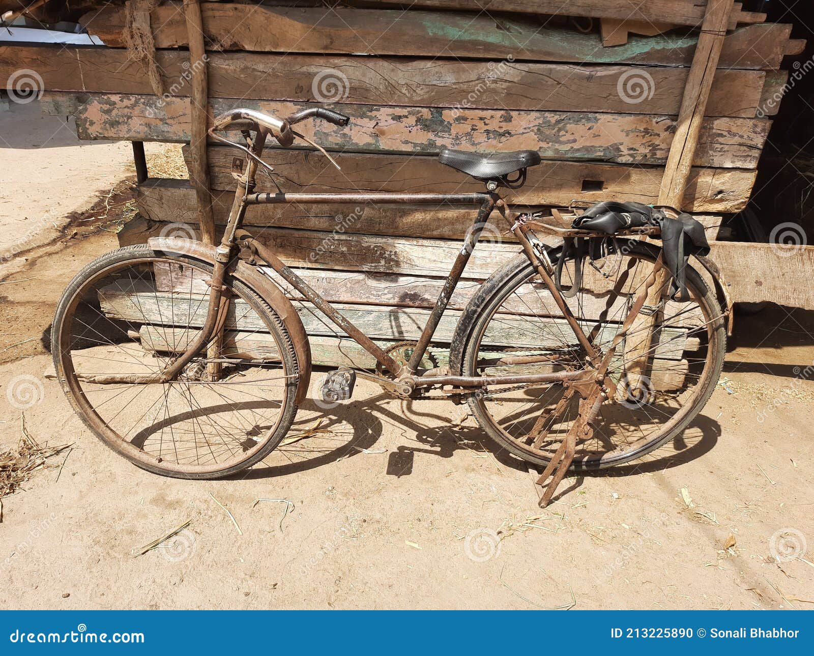 Mezquita construir Permanecer de pié Una Bicicleta De Hierro Anticuada. Bicicleta Antigua. Foto de archivo -  Imagen de manera, rueda: 213225890