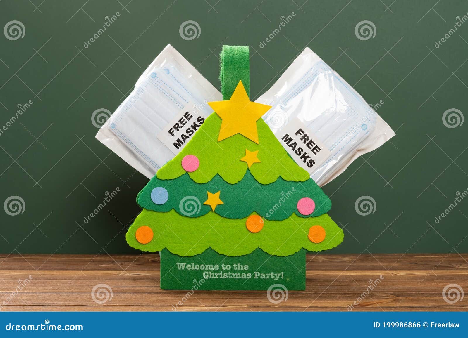 Una Bolsa De Forma De árbol De Navidad Con Mascarillas Libres Concepto De  Vacaciones Saludables Foto de archivo - Imagen de seguridad, accesorio:  199986866