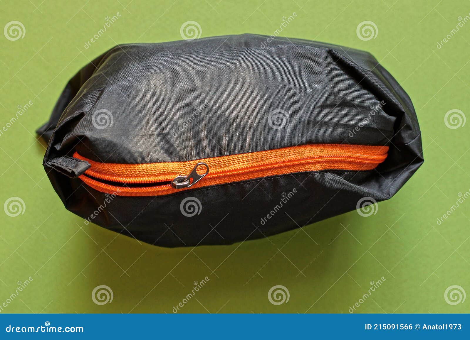 Una Bolsa De Tela Completa Negra Con Cremallera Naranja Foto de archivo -  Imagen de sujetador, detalle: 215091566