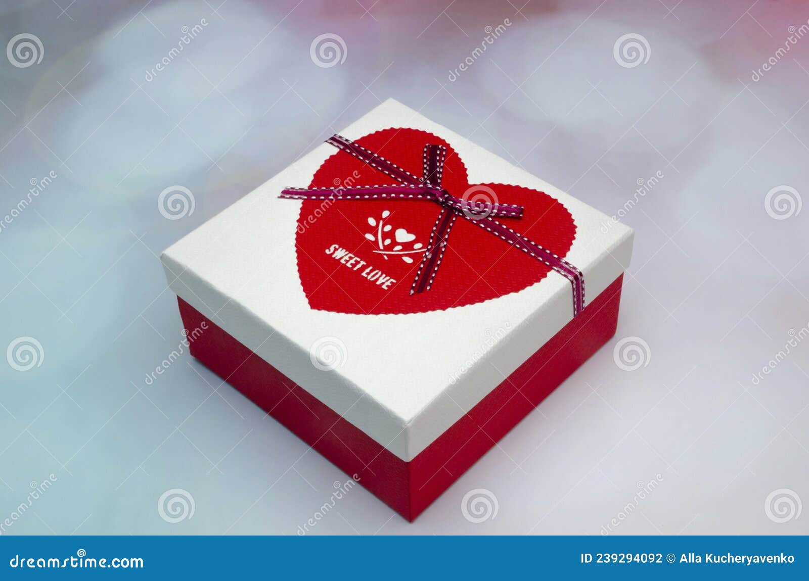 Una Bonita Caja De Regalo Con Decoración De Corazón Y Una Sorpresa En El  Interior De Un Regalo Para El Día De San Valentín. Foto de archivo - Imagen  de arqueamiento, amor
