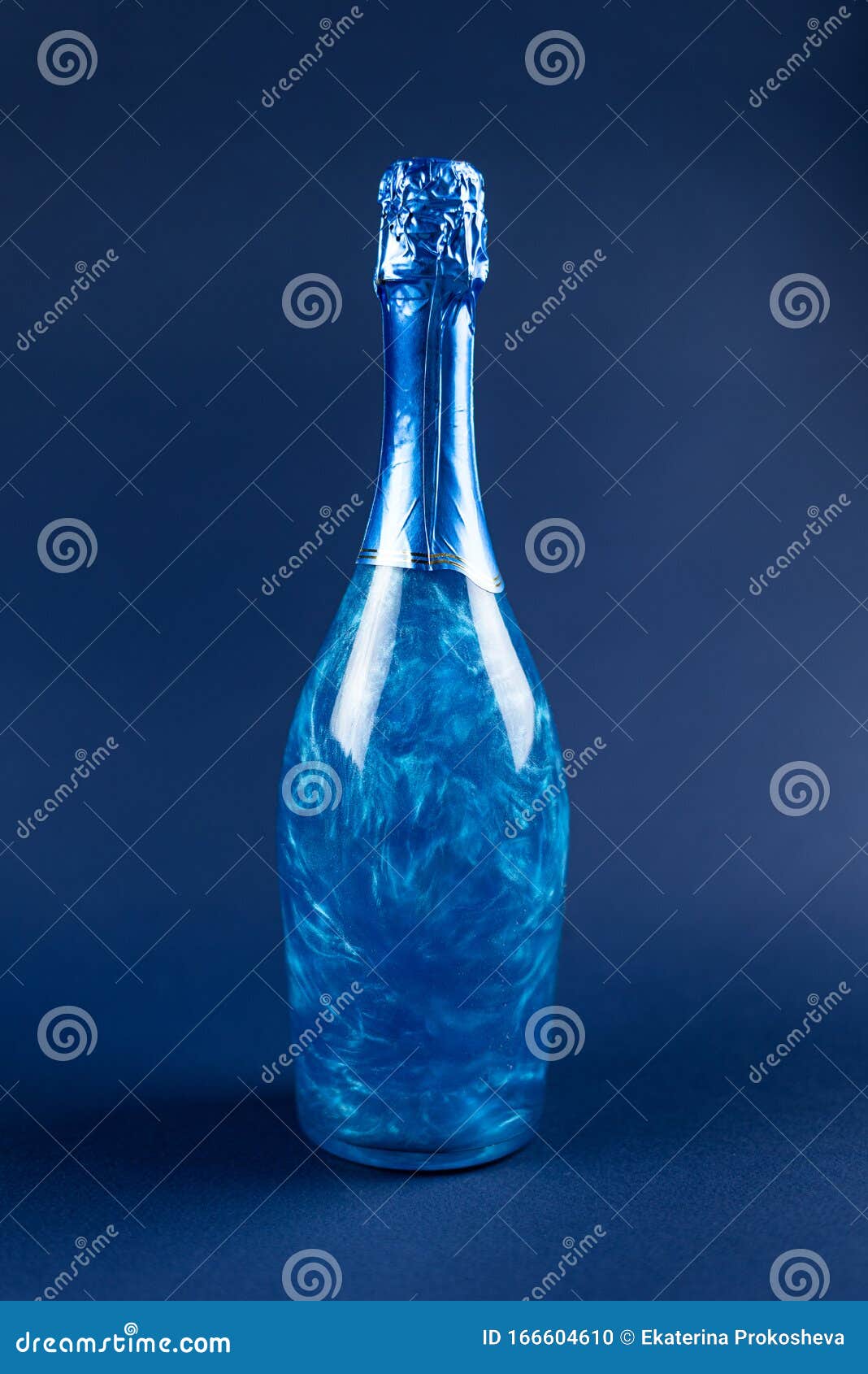 viva humor Exquisito Una Botella De Champán Azul Foto de archivo - Imagen de azul, lujo:  166604610