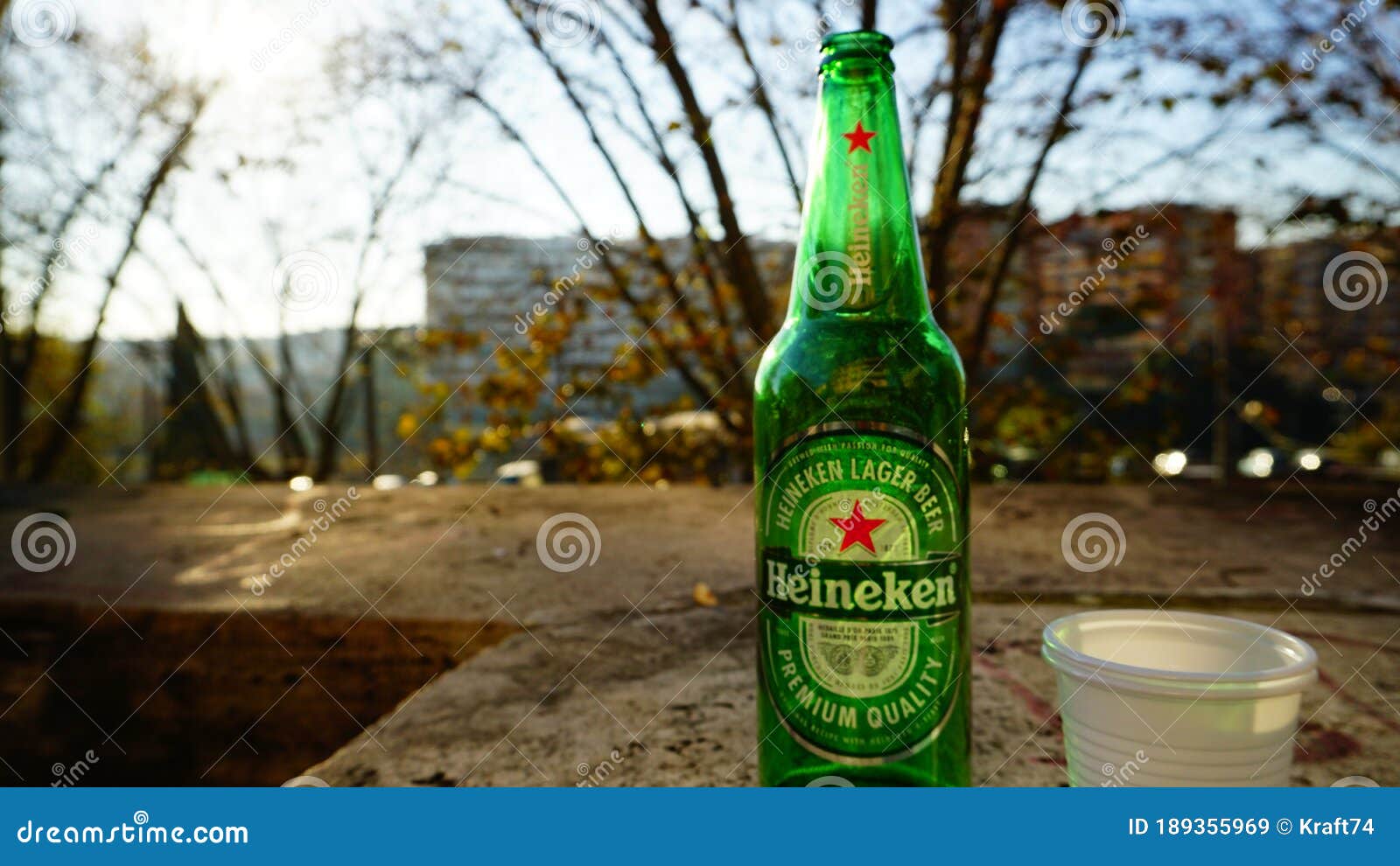 Una Botella De Vidrio Heineken Vista Contra La Luz. Cerveza Danesa