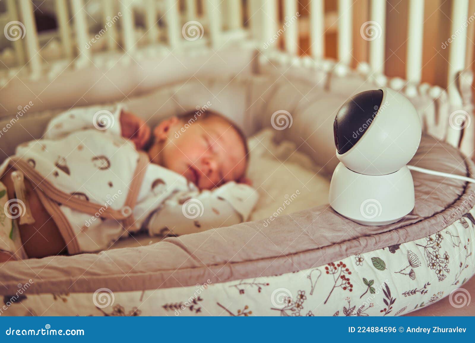 Una Cámara De Vigilancia En El Hogar Mira a La Cuna Con Un Bebé Recién  Nacido Que Duerme Foto de archivo - Imagen de manta, aislamiento: 224884596
