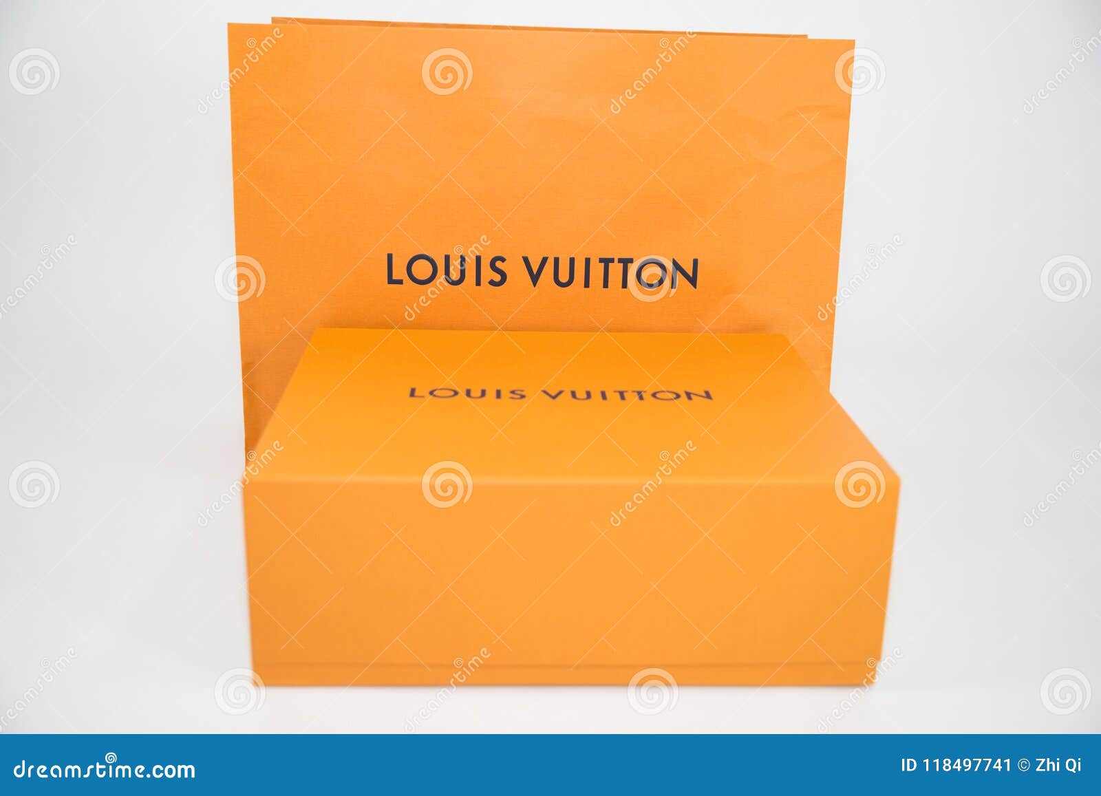 Una Caja De Louis Vuitton Louis Vuitton Es Una Marca De La Moda Del  Diseñador Sabida Para Sus Mercancías De Cuero Fotografía editorial - Imagen  de carpeta, ilustrativo: 118497987