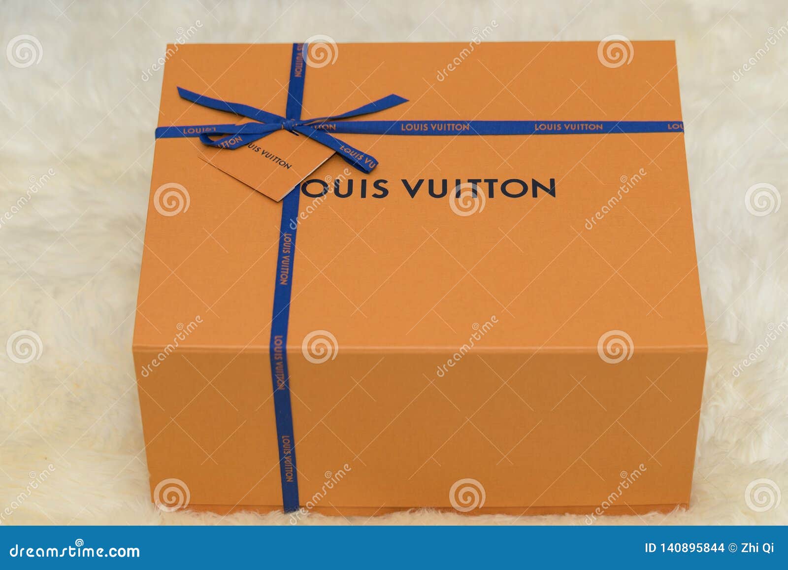Una caja de Louis Vuitton imagen de archivo editorial. Imagen de