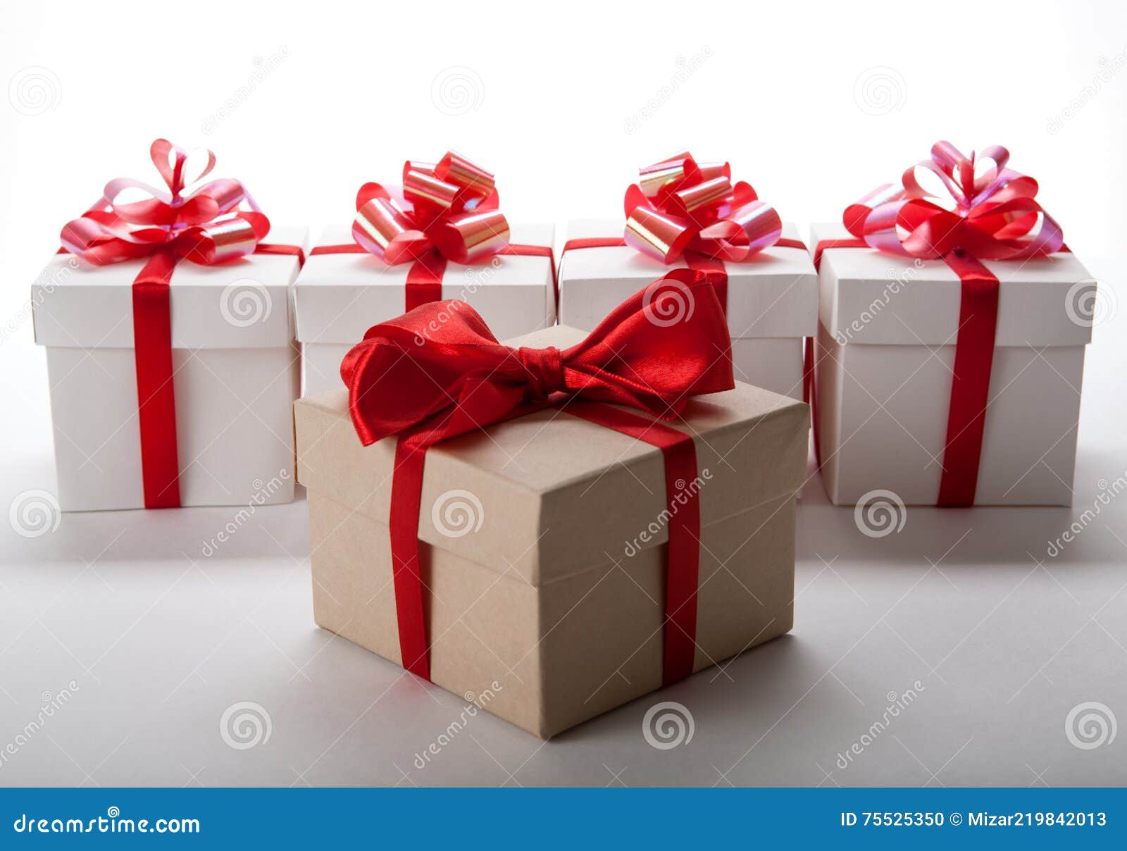 1,400 Una Caja De Regalo Grande Y Cajas De Regalo Blancas Fotos de stock -  Fotos libres de regalías de Dreamstime