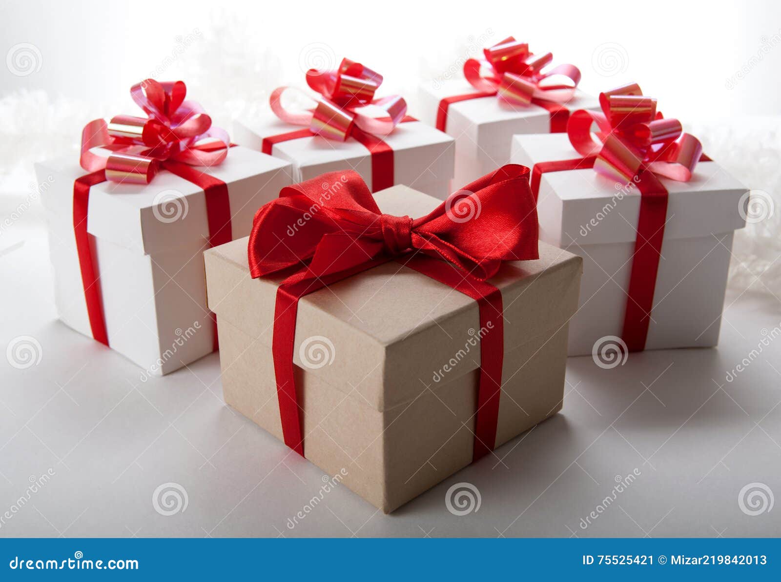 Una Caja De Regalo Grande Y Cajas De Regalo Blancas Imagen de archivo -  Imagen de regalo, cinta: 75525421