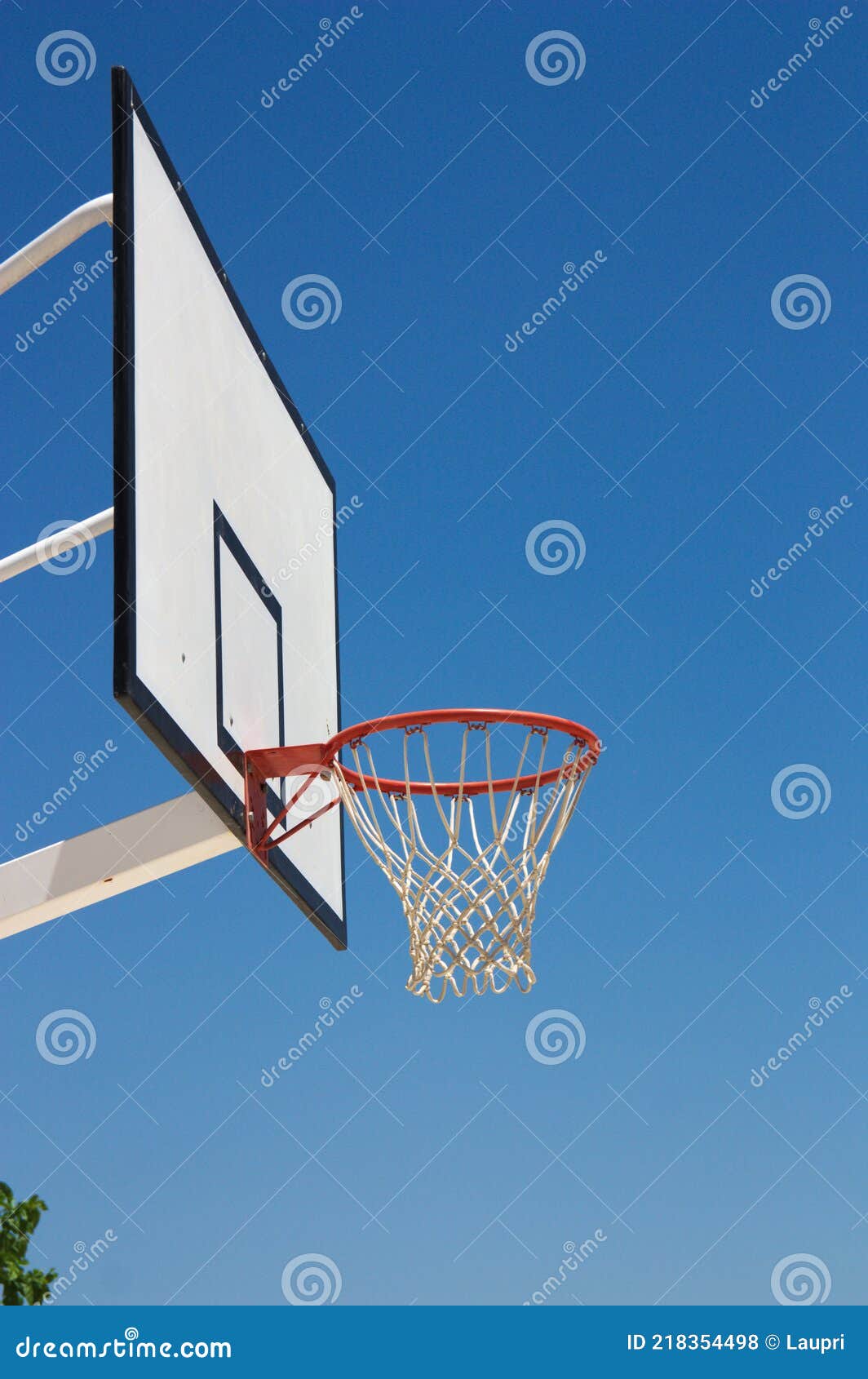 Una Canasta Exterior Con Red En Una Cancha De Baloncesto Foto de