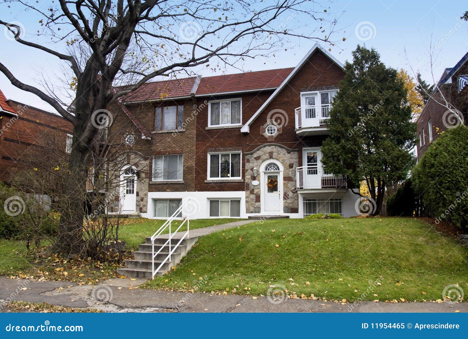 Una casa canadiense imagen de archivo. Imagen de casa 11954465