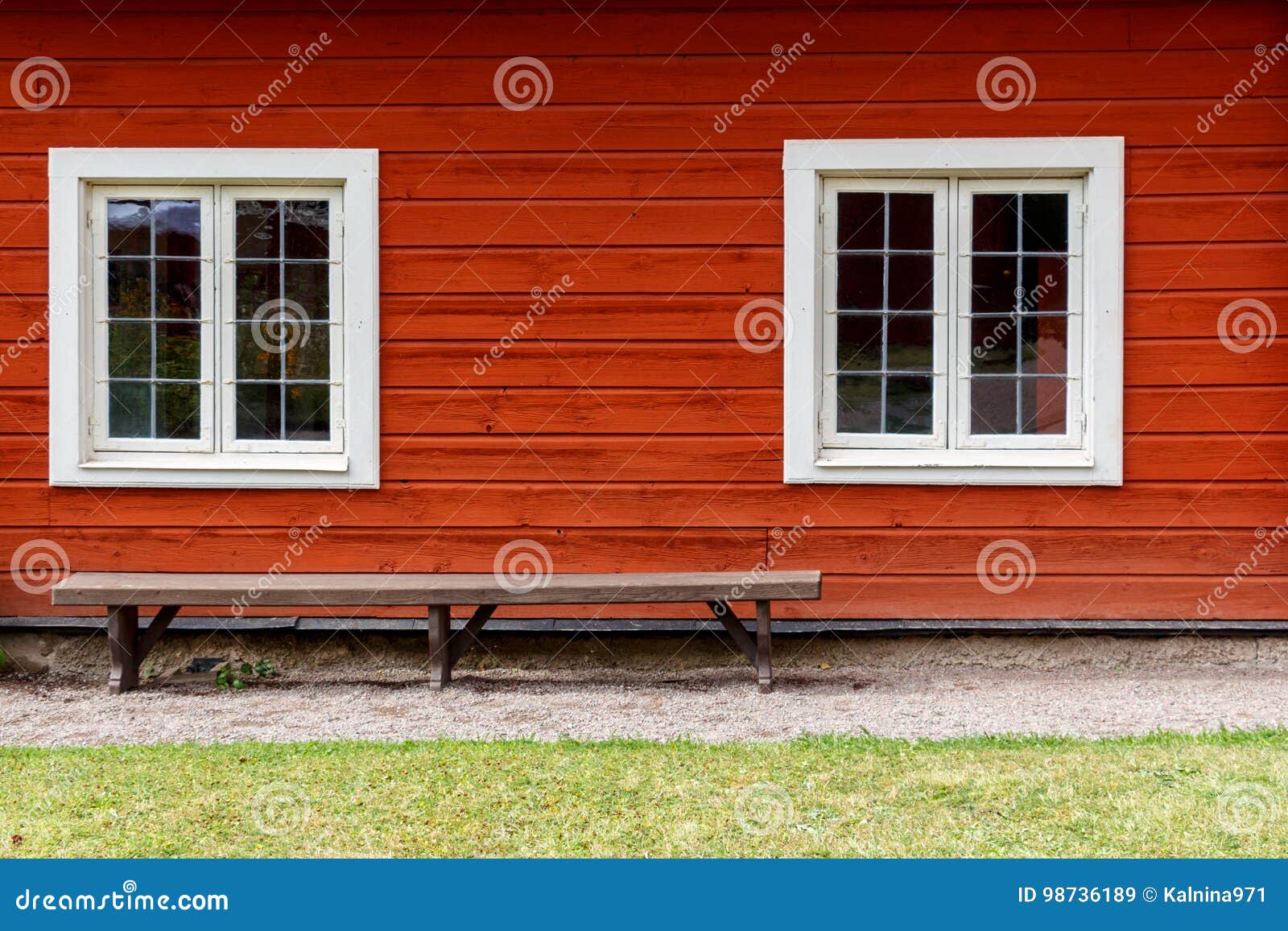 Una Casa De Campo Vieja Sueca Típica En Rojo Con Las Ventanas Blancas  Imagen de archivo - Imagen de viejo, hermoso: 98736189