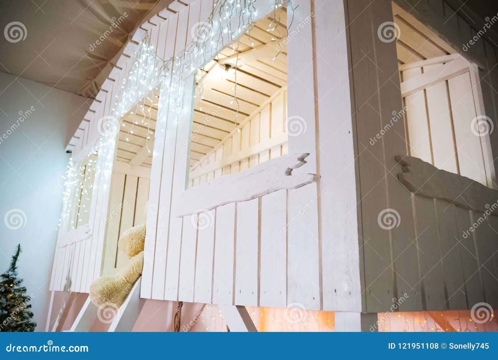 Una Casa De Madera Blanca Para Jugar A Niños Se Adorna Por La Navidad Y El Año Nuevo La Fachada En El Estilo Del ` S Del Año Nuev Foto de archivo -