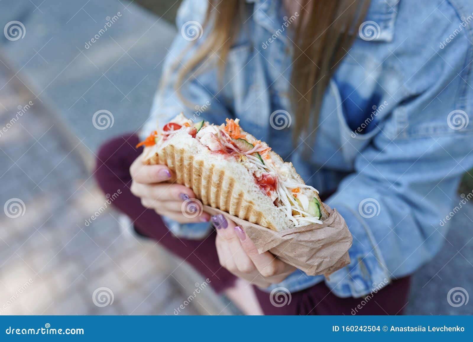 Una chica come shawarma en la calle. Comida rÃ¡pida