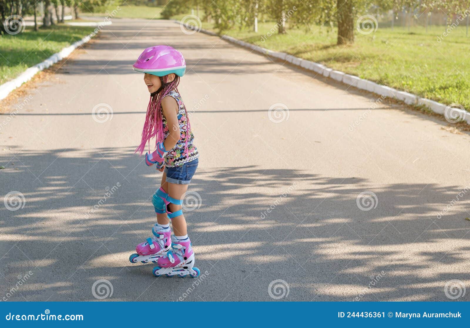 Fotos gratis : nieve, púrpura, deporte extremo, esquiar, equipo deportivo,  producto, deporte de invierno, Niños, divertido, guay, Gafas de sol, gafas  de protección, La niña pequeña, Foto de bebé, casco de bicicleta