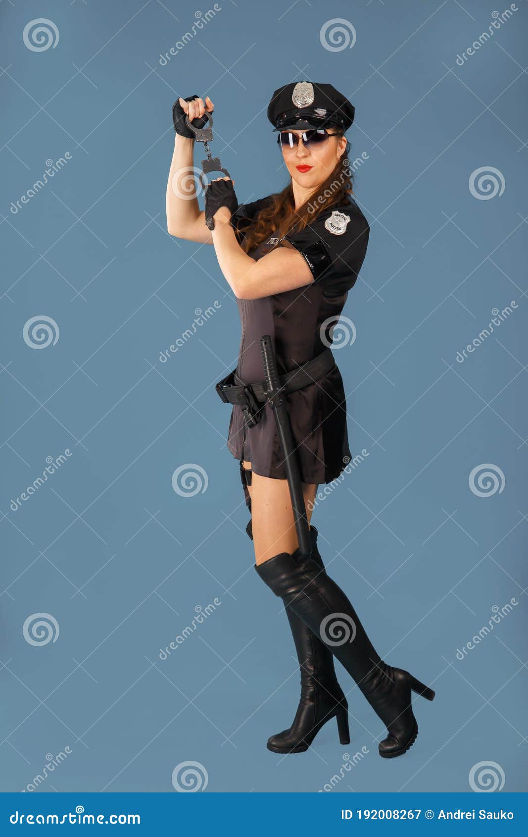 Una Chica Con Disfraz De Carnaval De Una Mujer Policía Imagen de archivo -  Imagen de pistola, retrato: 192008267