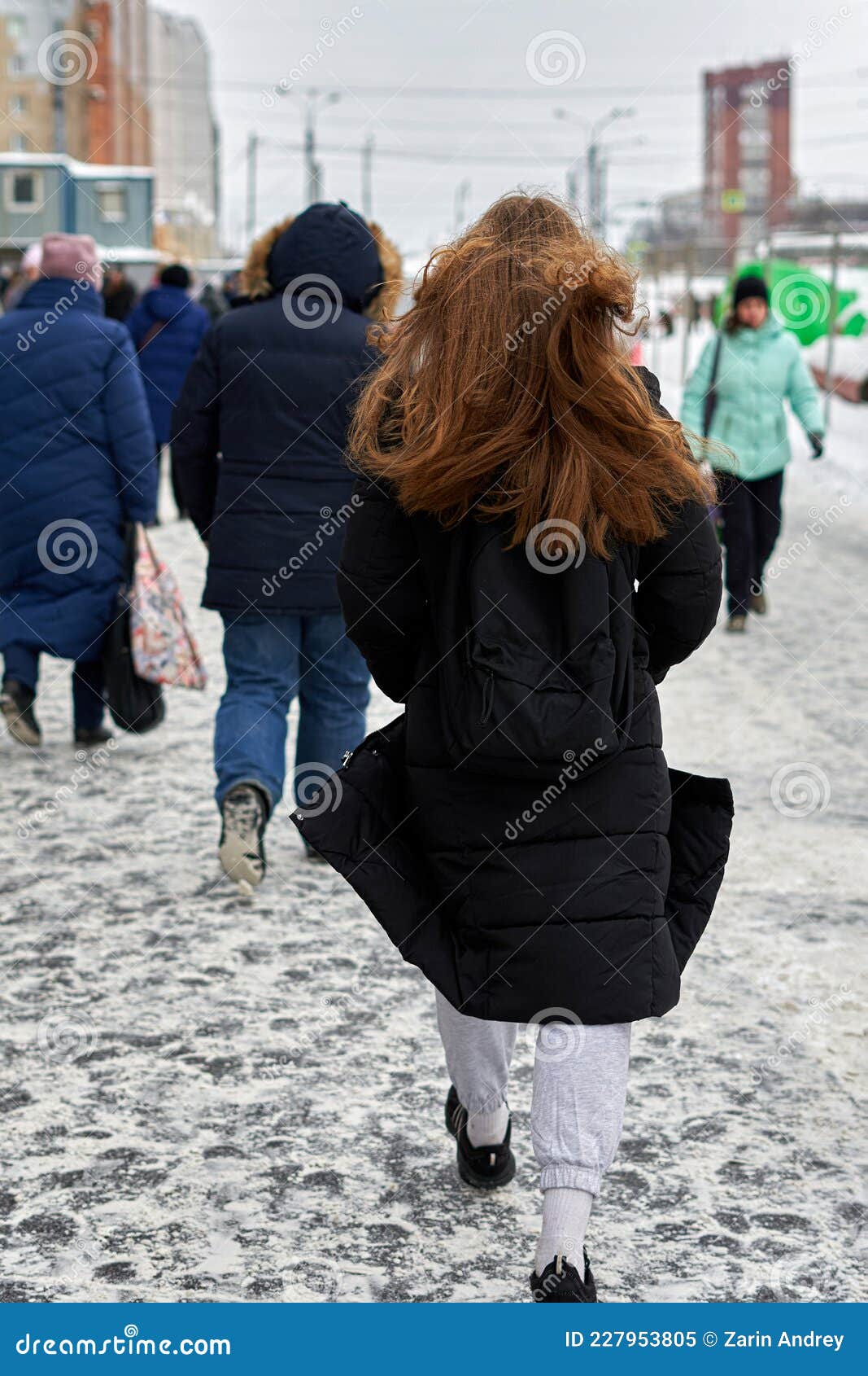 Chica Con El Pelo Largo Un Abrigo Negro Que Va a Una Calle De Invierno Imagen de archivo - Imagen de cubo, paso: