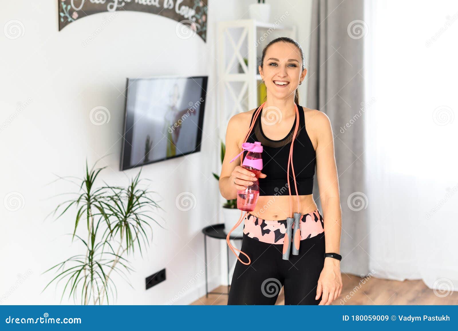 Una Chica Con Ropa Deportiva Está Entrenando En Casa Imagen de archivo -  Imagen de figura, gente: 180059009