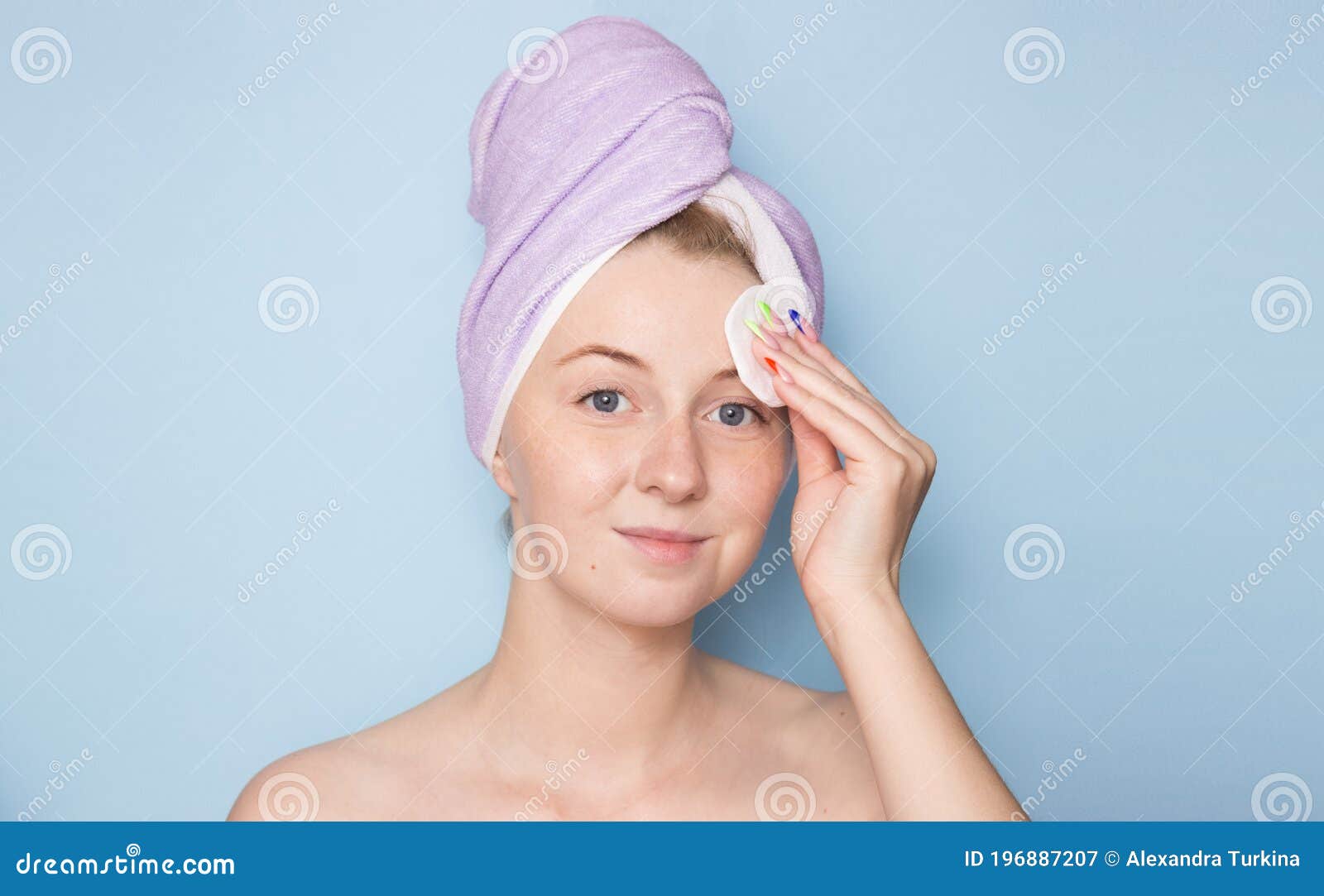 Una Chica Con Una Toalla En La Cabeza Limpia Su Cara Con Una Toalla De  Algodón Fondo Azul El Concepto De Limpieza Facial, Cosmeto Imagen de  archivo - Imagen de belleza, ella