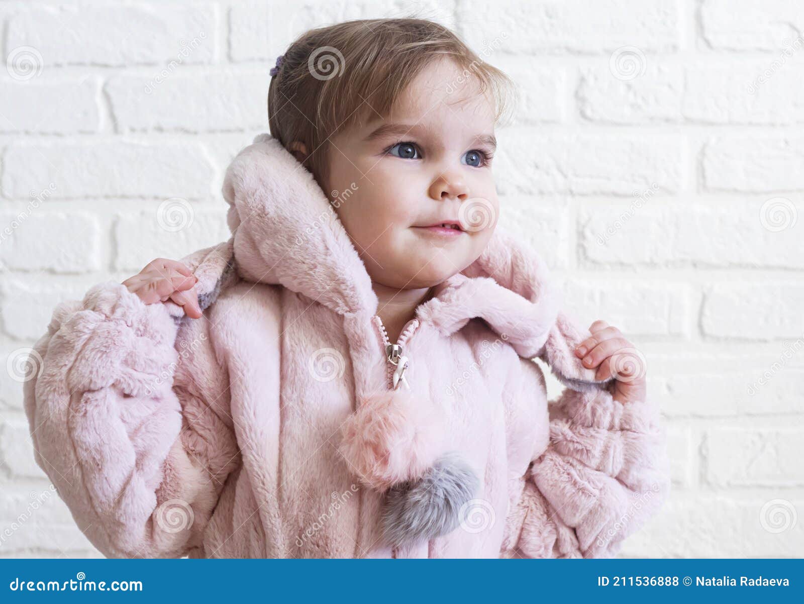 Una Chica Con Un Abrigo De Piel Esponjosa O Bata Felizmente Mira Hacia Un  Lado. Ropa Abrigada Concepto Niños Tela De Moda Foto de archivo - Imagen de  traje, bebé: 211536888