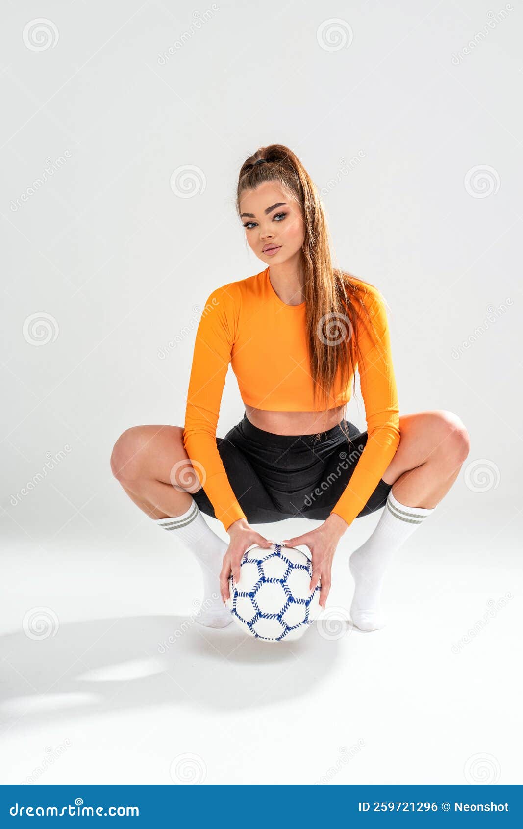 Una Chica De Moda Con Ropa Deportiva Sosteniendo Una Pelota De Fútbol  Mirando Una Cámara Esperando La Competencia De Fútbol Foto de archivo -  Imagen de ventilador, atleta: 259721296