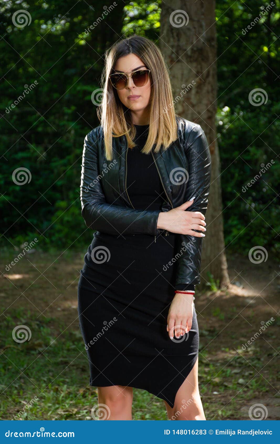 Una Chica Joven Hermosa En Vestido Negro Y Chaqueta De Cuero Y Gafas De Sol Que Presentan En Naturaleza En Un Día De Primavera so Imagen de archivo - Imagen de hermoso, Una Chica Joven Hermosa En Vestido Negro Y Chaqueta De Cuero Y Gafas De Sol Que Presentan En Naturaleza En Un Día De Primavera so Imagen de archivo - Imagen de hermoso,