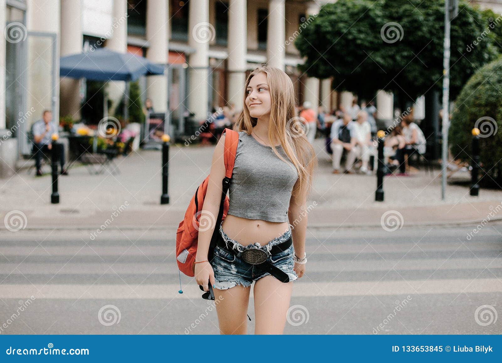 Una Chica Joven Viaja A Una Ciudad Europea Una Mujer Hermosa Es Una