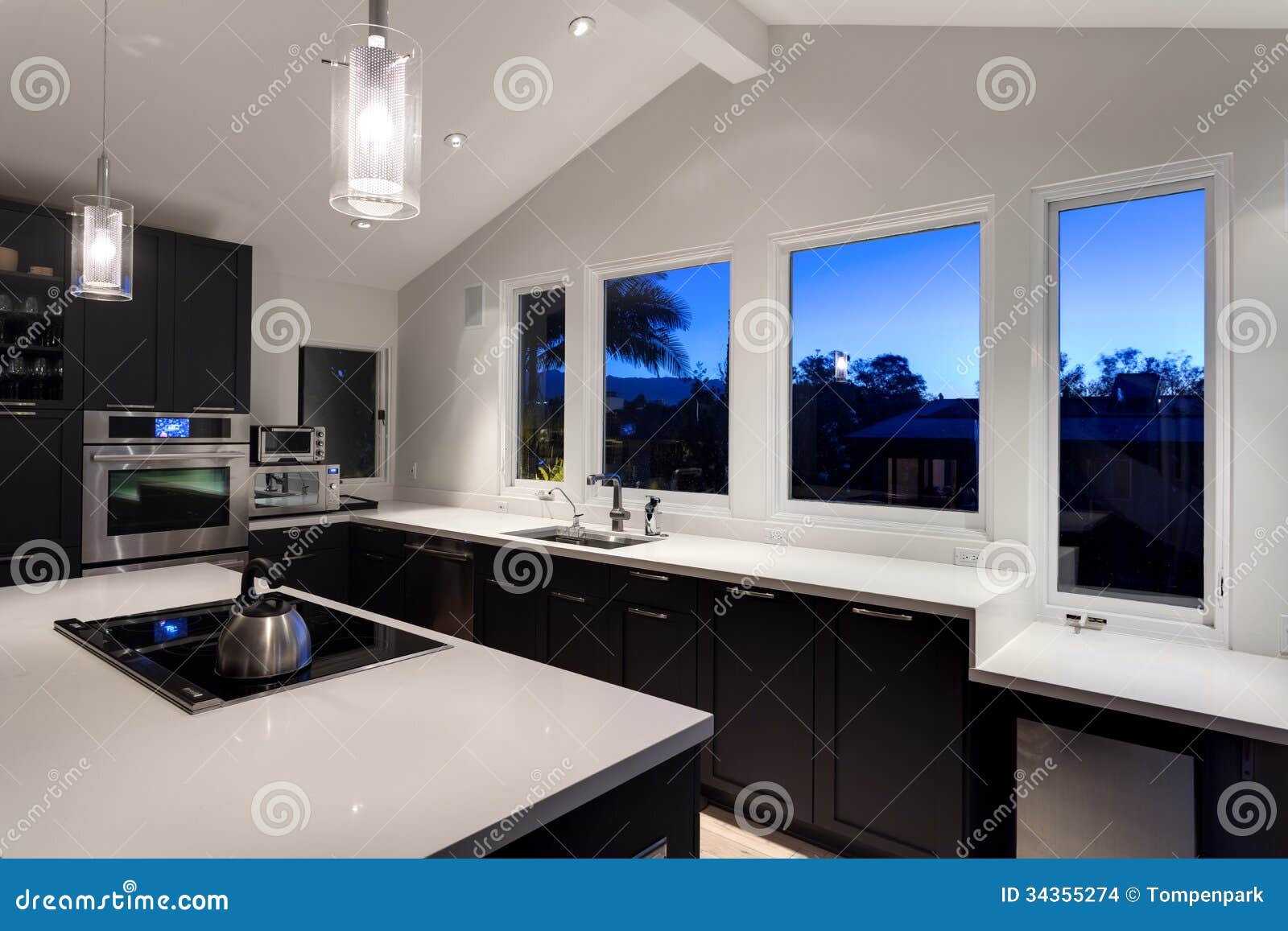 Una Cocina Moderna En Una Casa De Lujo Foto de archivo - Imagen de
