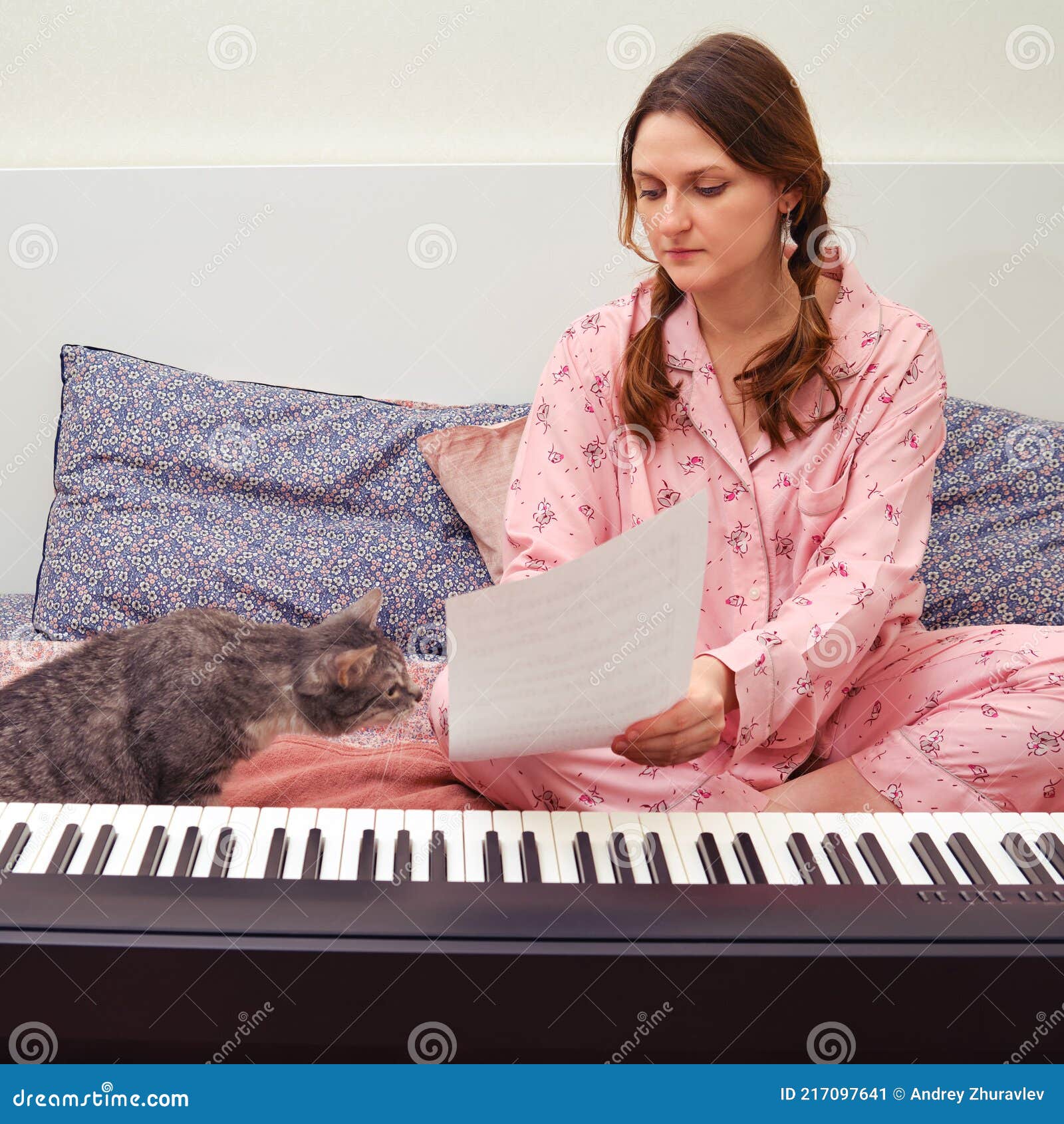 Una Compositora En Pijama Y Un Gato Escriben Partituras En Papel. Escribir Música En Casa Con Un Digital Imagen de archivo - Imagen de concierto, mano: 217097641