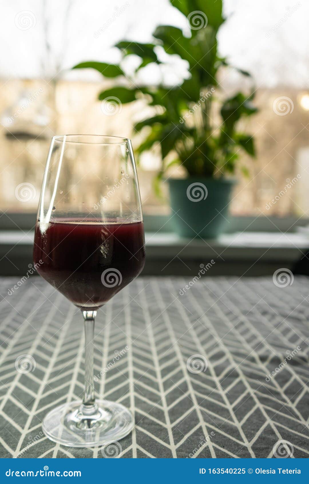 Deslumbrante visión Habitat Una Copa De Vino Tinto En El Interior Imagen de archivo - Imagen de rico, cabaret: 163540225 Deslumbrante visión Habitat Una Copa De Vino Tinto En El Interior Imagen de archivo - Imagen de rico, cabaret: 163540225