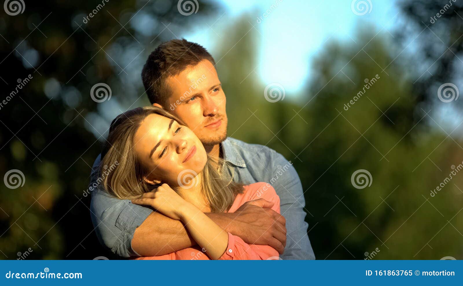 Matura in amore romantica data la natura park sfondo. Grande data  suggerimenti. Relazioni di amore romantica sentimenti. Concetto romantico.  Uomo di attendere la fidanzata. Sorpresa per lui. Park posto migliore per  romantiche