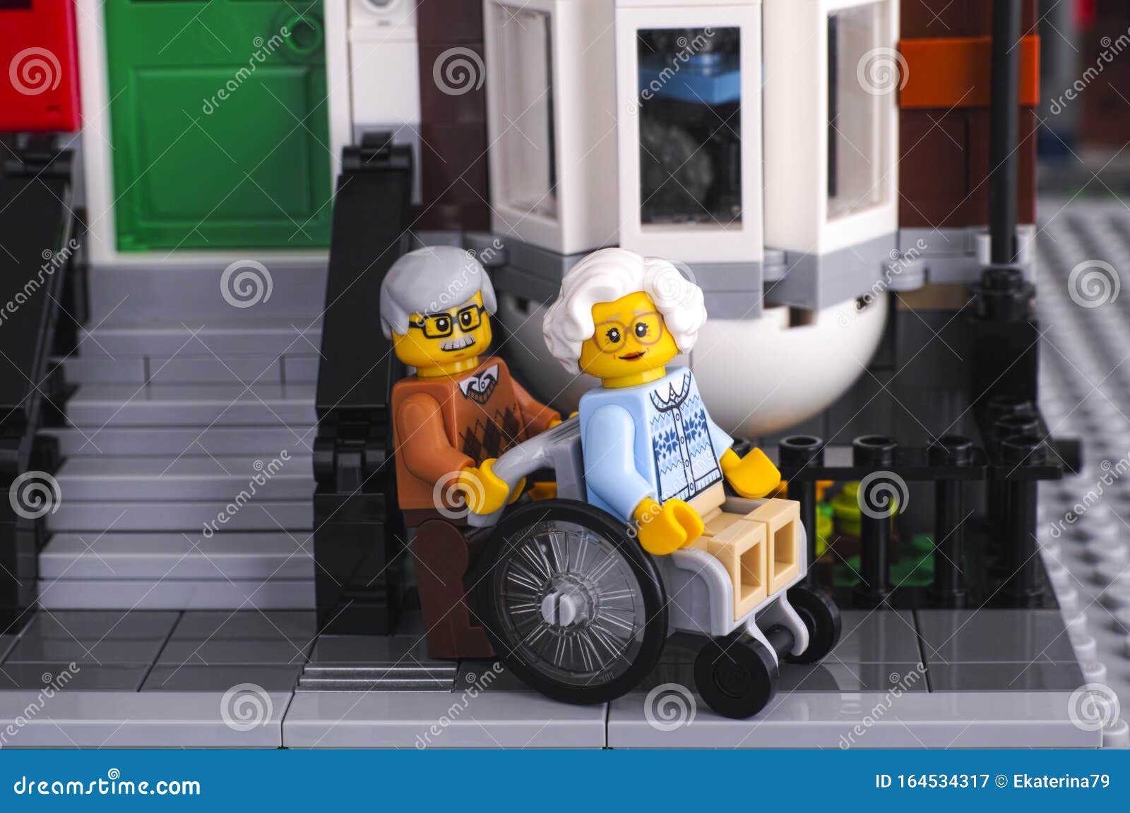 Una Coppia Di Anziani Lego Vicino a Casa Sua in Strada Donna Seduta Sulla  Sedia a Rotelle, L'uomo La Aiuti Fotografia Editoriale - Immagine di  pensione, figura: 164534317