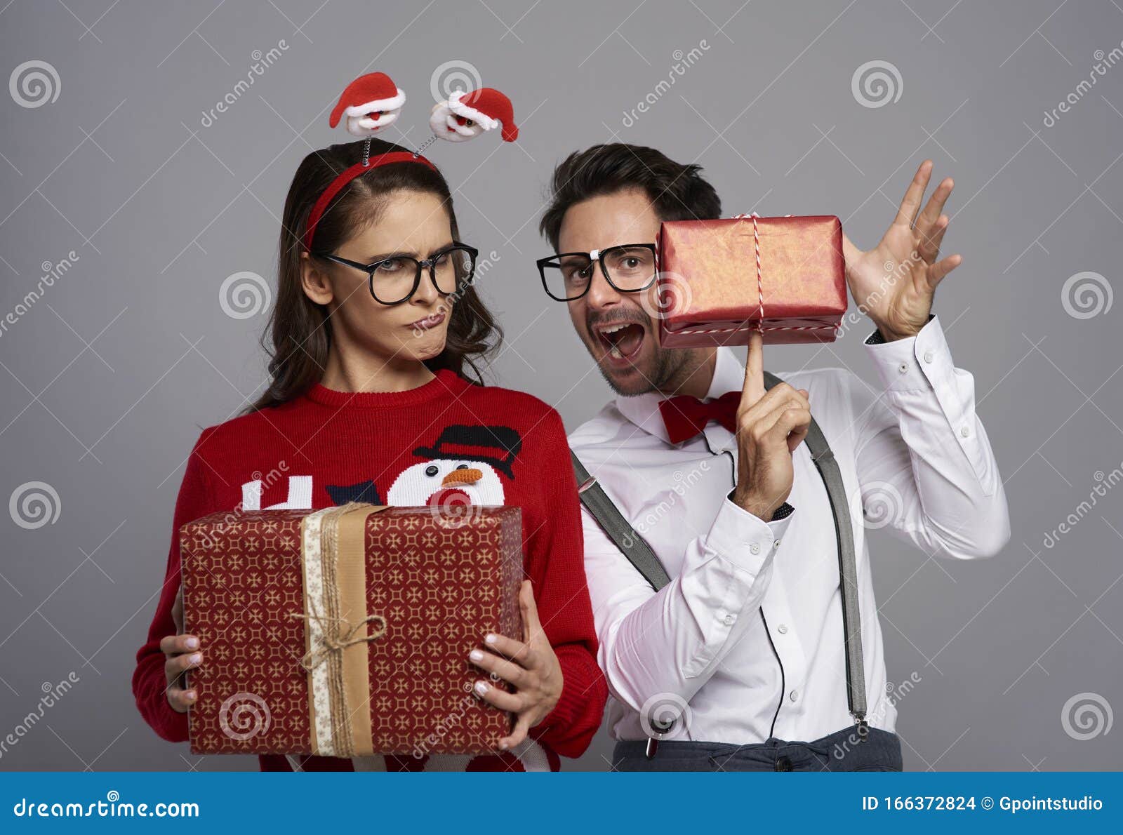 Regali Di Natale Per Una Coppia.Una Coppia Divertente Con Molti Regali Di Natale Fotografia Stock Immagine Di Coppie Divertimento 166372824