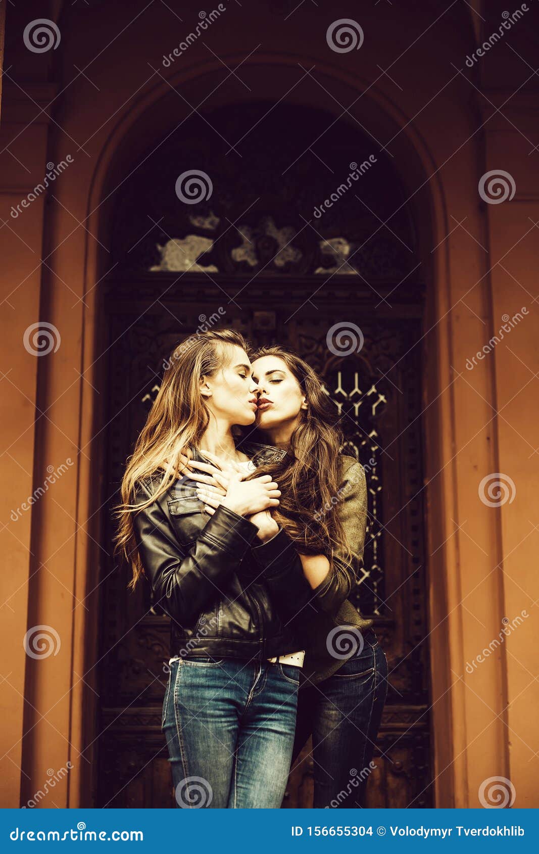 Quando Una Donna è Innamorata Una Coppia Innamorata Abbraccia E Bacia In Jeans All'aperto Fotografia