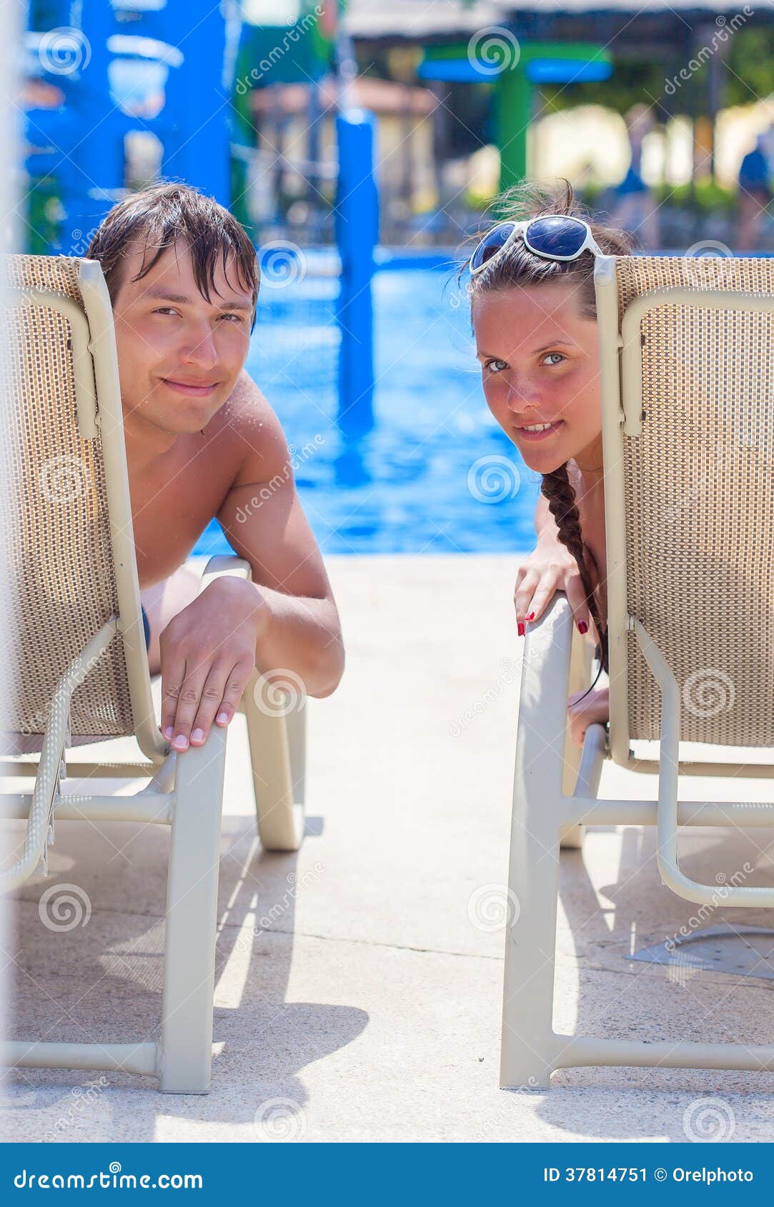 Una Coppia Sta Prendendo Il Sole Sulla Spiaggia Immagine Stock