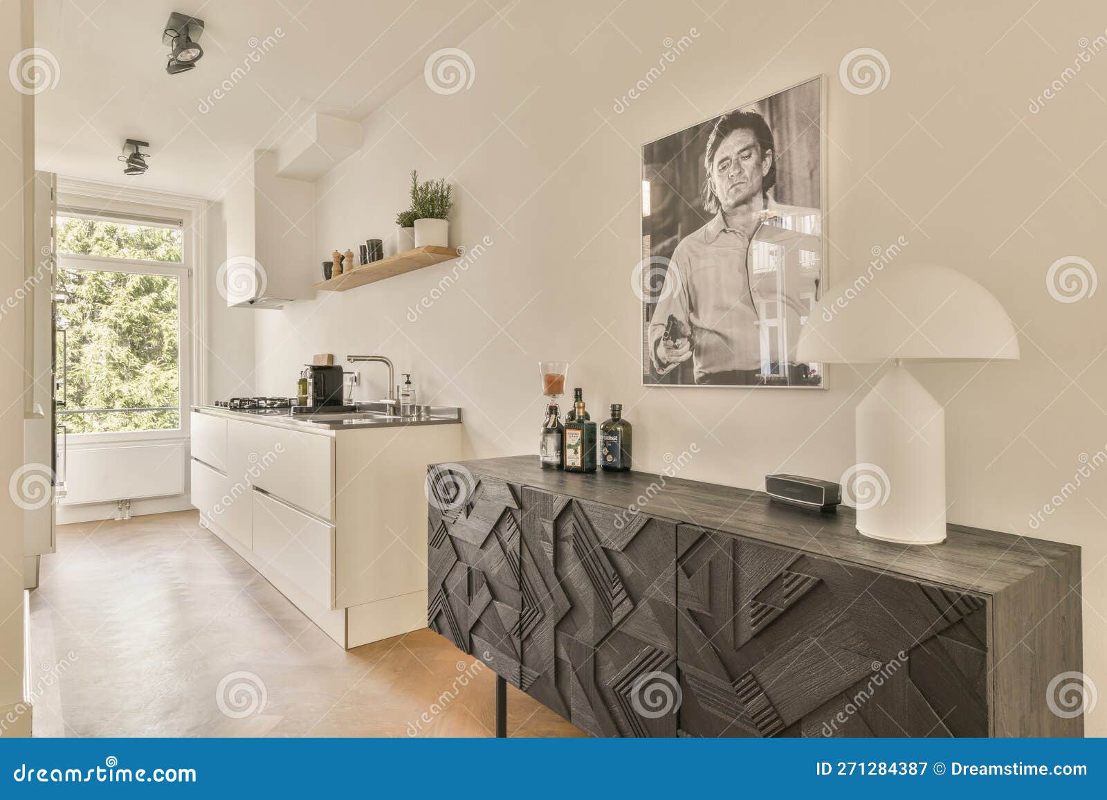 Una Cucina Con Un Lungo Tavolo Di Legno E Un Quadro Fotografia Editoriale -  Immagine di proprietà, residenziale: 271284387