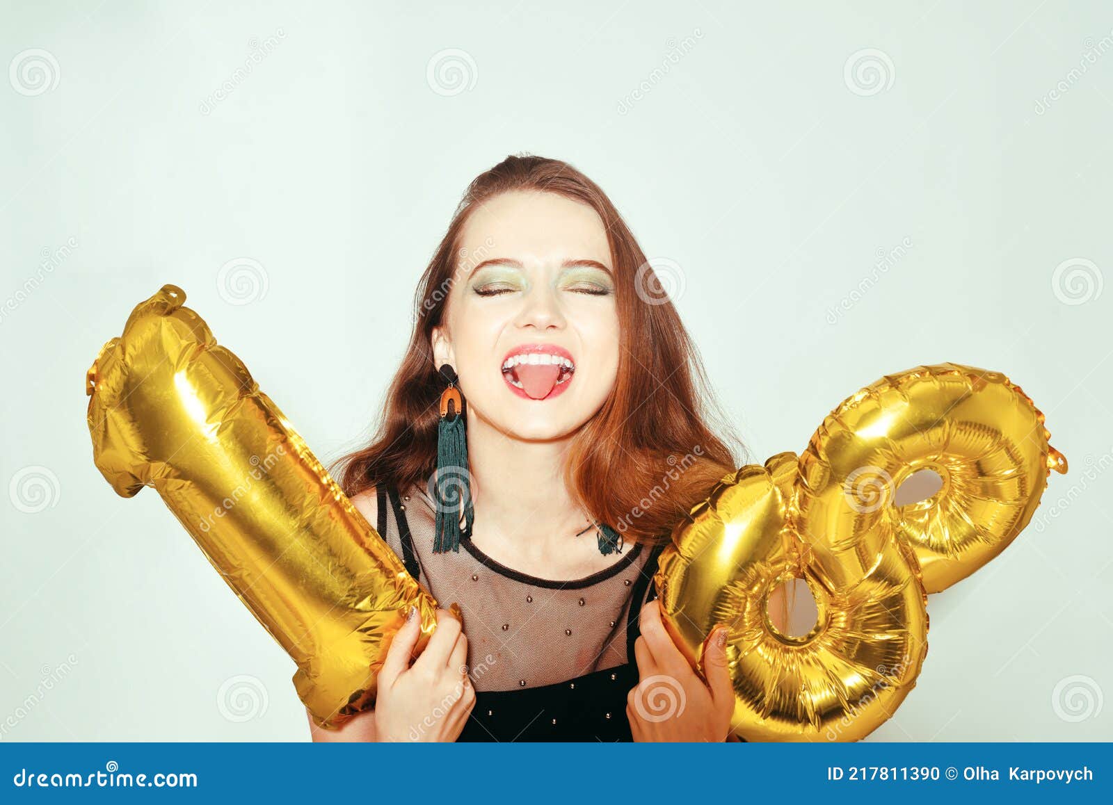 Una Cumpleañera En Su 18 Cumpleaños Con Globos De Oro. Emocionada Chica De  Dieciocho Con Maquillaje Verde Y Vestido Negro Sonrisa. Foto de archivo -  Imagen de moderno, edad: 217811390