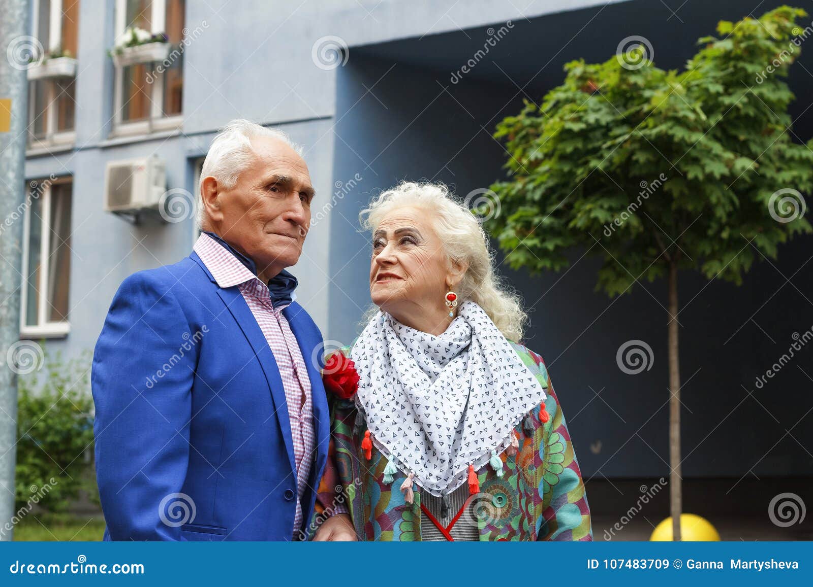 Una donna anziana esamina con amore il suo marito anziano Il concetto: amore, famiglia, felicità. Le donne anziane esamina con amore il suo marito anziano Il concetto: amore, felicità, famiglia