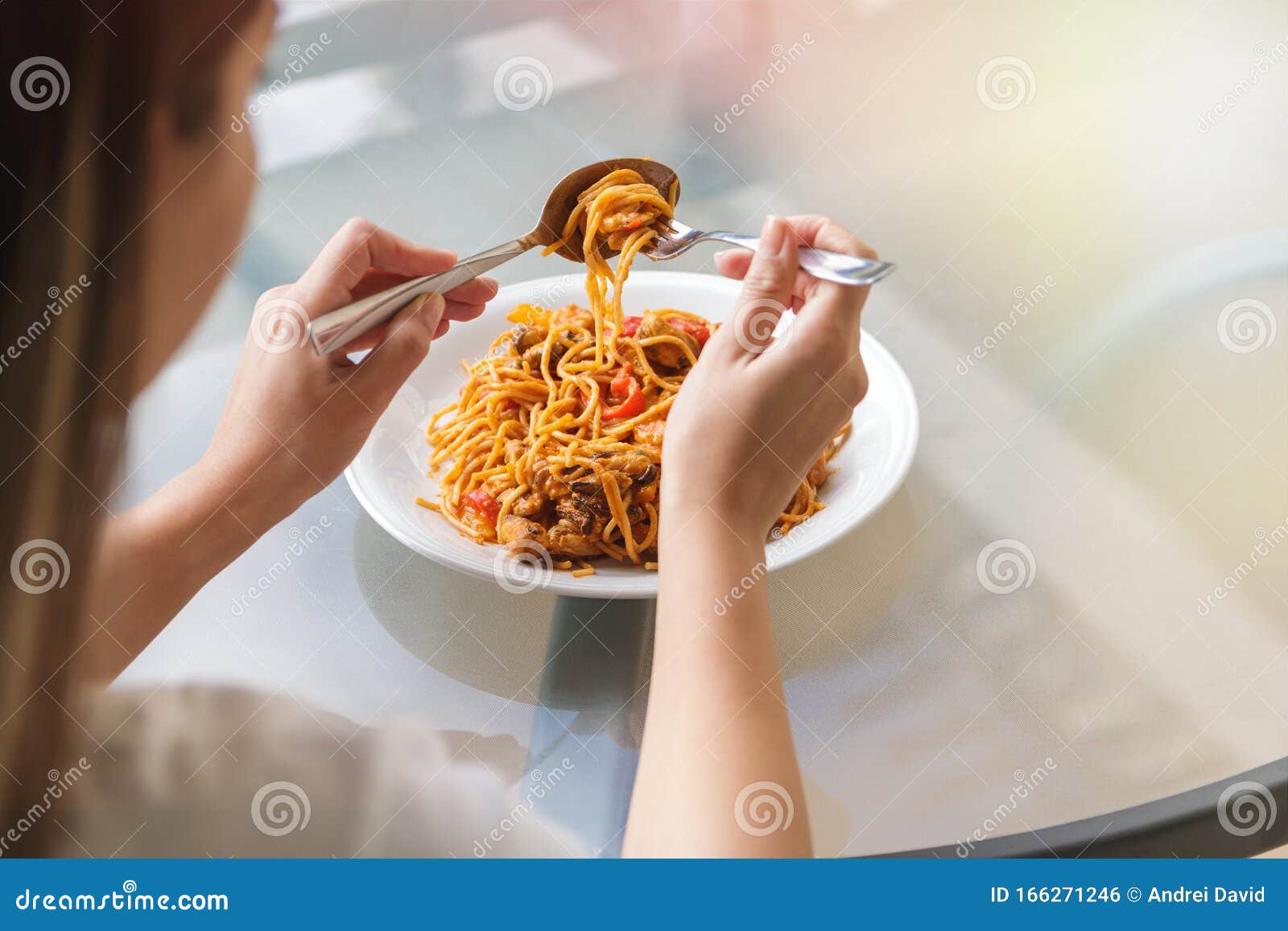 Una Donna Che Mangia Spaghetti Con Forchetta E Cucchiaino Fotografia Stock  - Immagine di parmigiano, cucina: 166271246