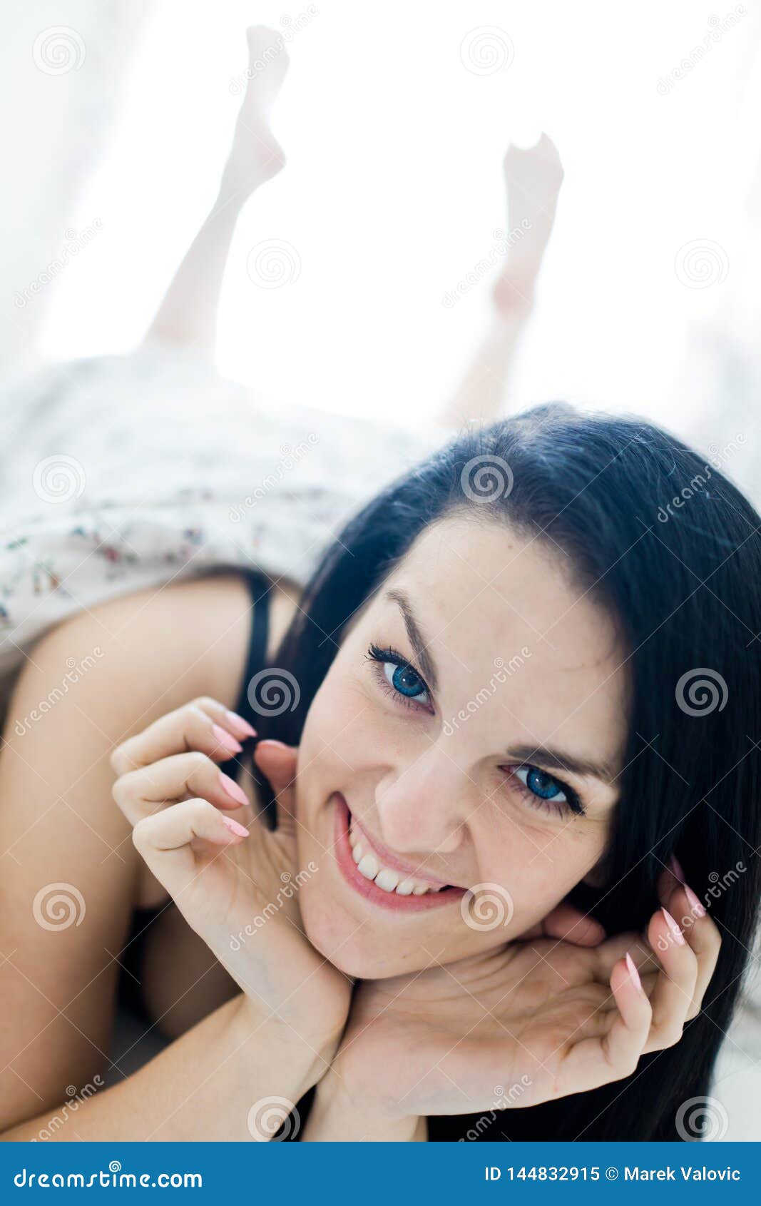 Una Donna Che Si Trova Al Letto - Provocatorio Sexy Immagine Stock -  Immagine di comodo, esaurito: 144832915