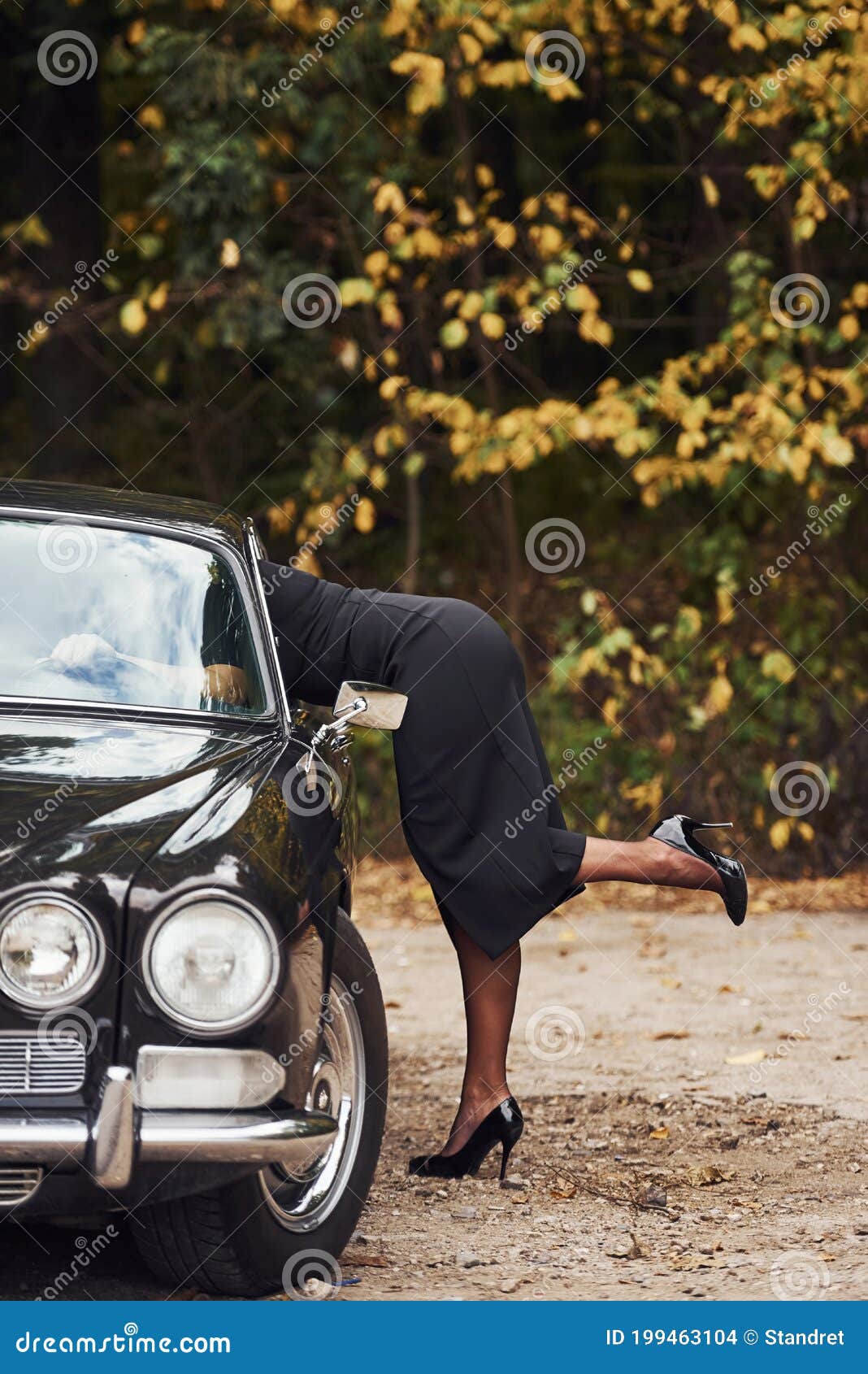 Una Donna Con I Tacchi Alti E Con Un Vestito Nero Guarda All'interno Dell' auto Con La Gamba Sollevata Fotografia Stock - Immagine di potenza, festa:  199463104