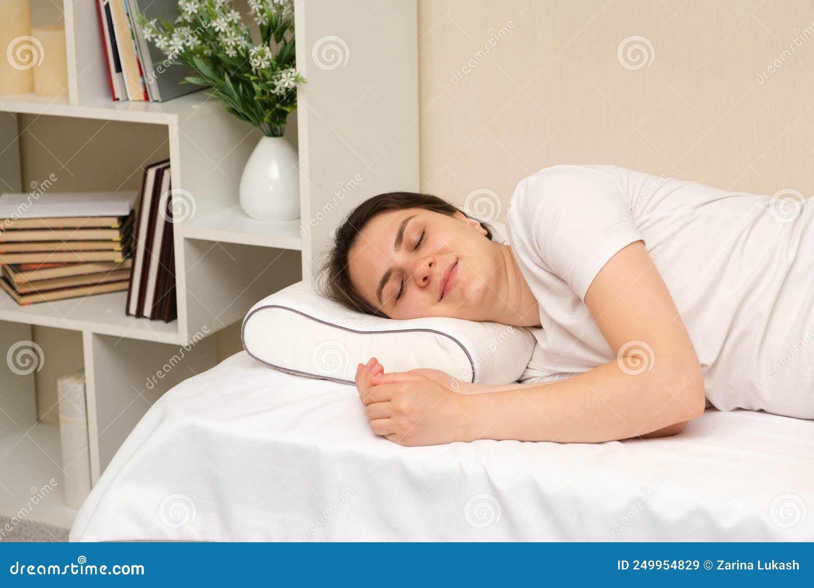 Una Donna Dorme Su Un Cuscino Ortopedico Fatto Di Schiuma Di
