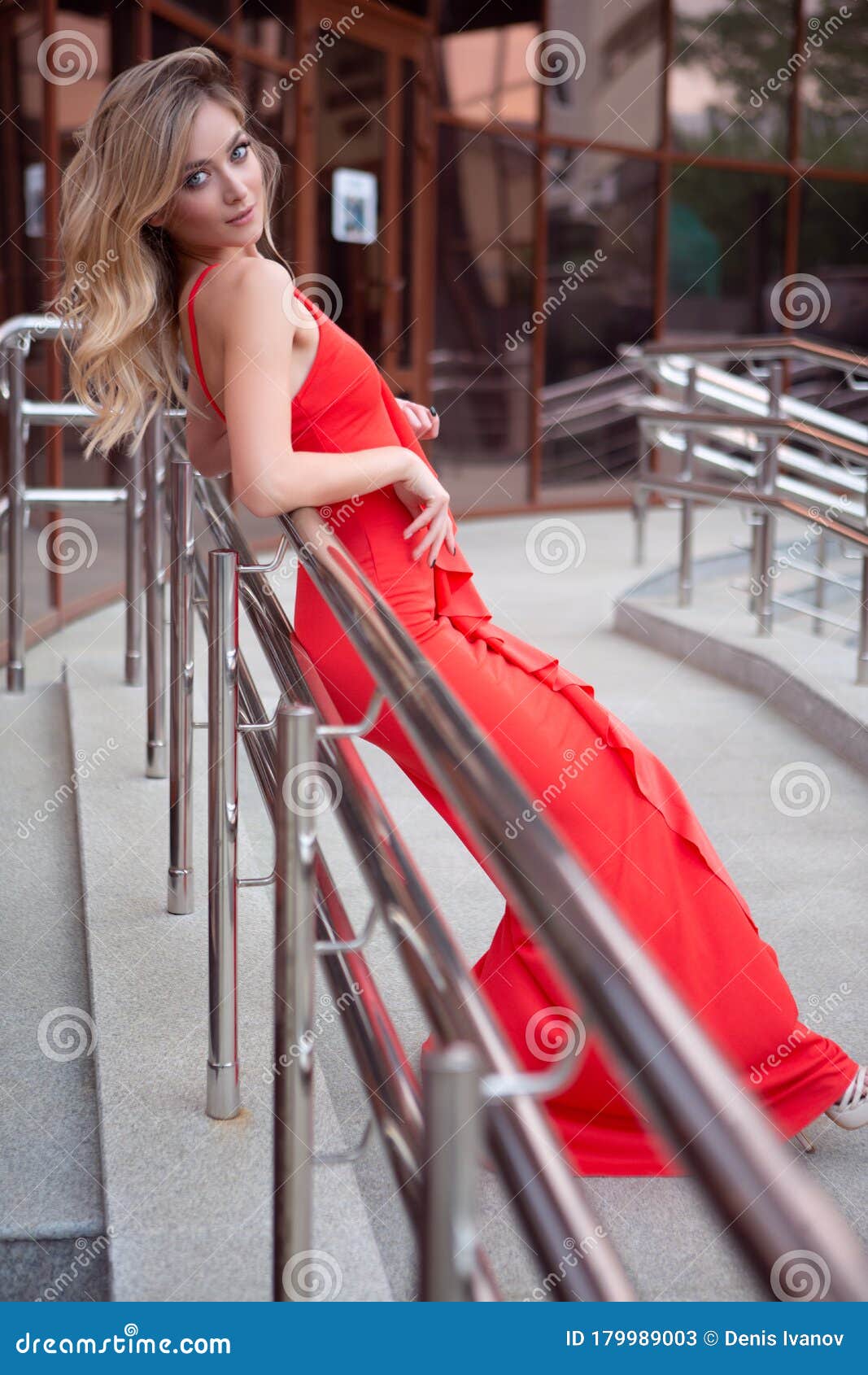 Una Donna Elegante E Sexy Con Un Vestito Rosso Stretto Si è Appoggiata Alla  Ringhiera Di Una Scala in Estate Immagine Stock - Immagine di bello,  femminilità: 179989003