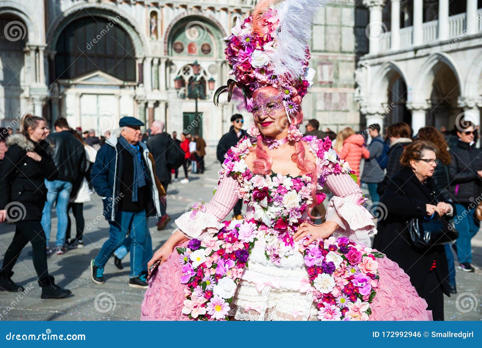 Una Donna Indossa Un Costume Da Carnevale Al Tradizionale