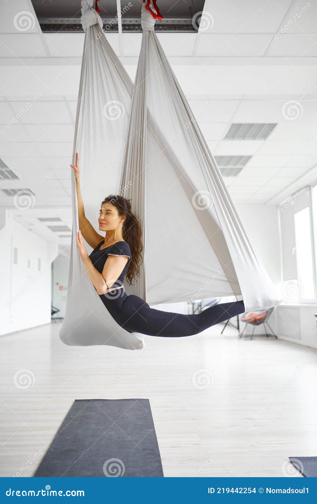 Una Donna Magra Dello Yoga Aereo Pone Su Amaca Fotografia Stock - Immagine  di istruttore, meditazione: 219442254